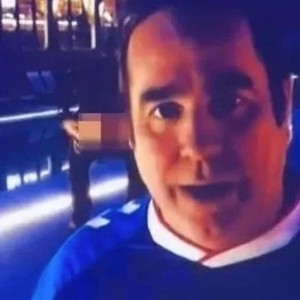 开云下载-天空体育直播突发意外！球迷镜头前露屁股，主持人紧急道歉中断采访|桑德兰|戈默索尔|伯恩茅斯|博斯罗伊德|塔夫_新浪体育_新浪新闻