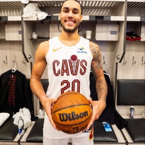 开云下载-双纪录！杰隆-泰森得到了今日的比赛用球并享受了泼水礼