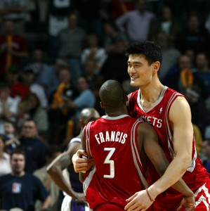 开云官网-青岛队记：杨瀚森和韦斯利庆祝场景 让人想起当年弗老大&amp;姚明情谊