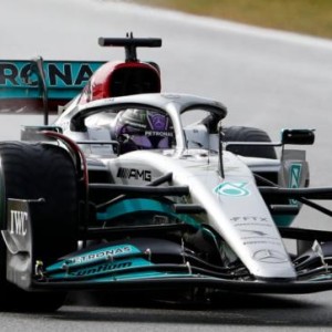 开云下载-2022赛季F1开局梅赛德斯陷入困境 “海豚跳”是根源