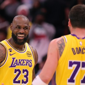 开云登录-41岁14中13！球权使用率生涯新低&amp;防守拉满 老詹复出后湖人真滴强